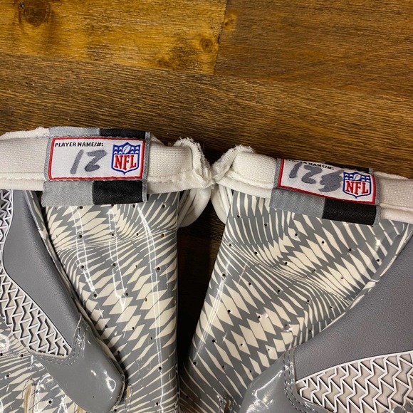 Under Armour Swarm Football Receiver Gloves White and Gray Men’s size Medium - Picture 5 of 6